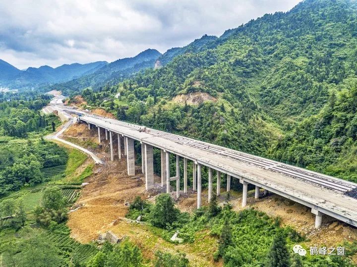 宣鹤高速是湖北省"九纵五横三环"高速公路规划网中"五横"的重要组成