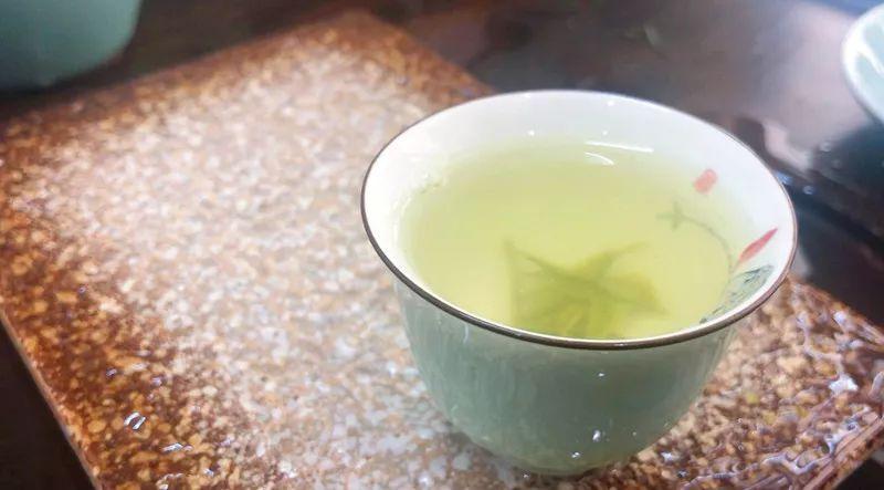 2 茶湯渾濁 channel tea of china 香精茶沖泡之後,茶湯渾濁,香氣很高