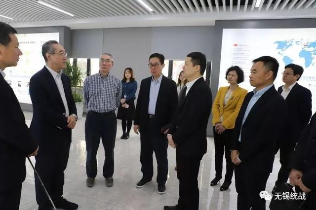 在无锡药明生物三期现场,药明康德执行董事,副总裁张朝晖向唐英年先生