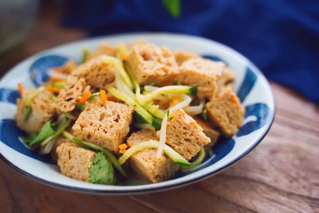 原創為啥飯店的涼拌麵筋那麼好吃?關鍵是醬汁,香辣爽口,勁道多汁