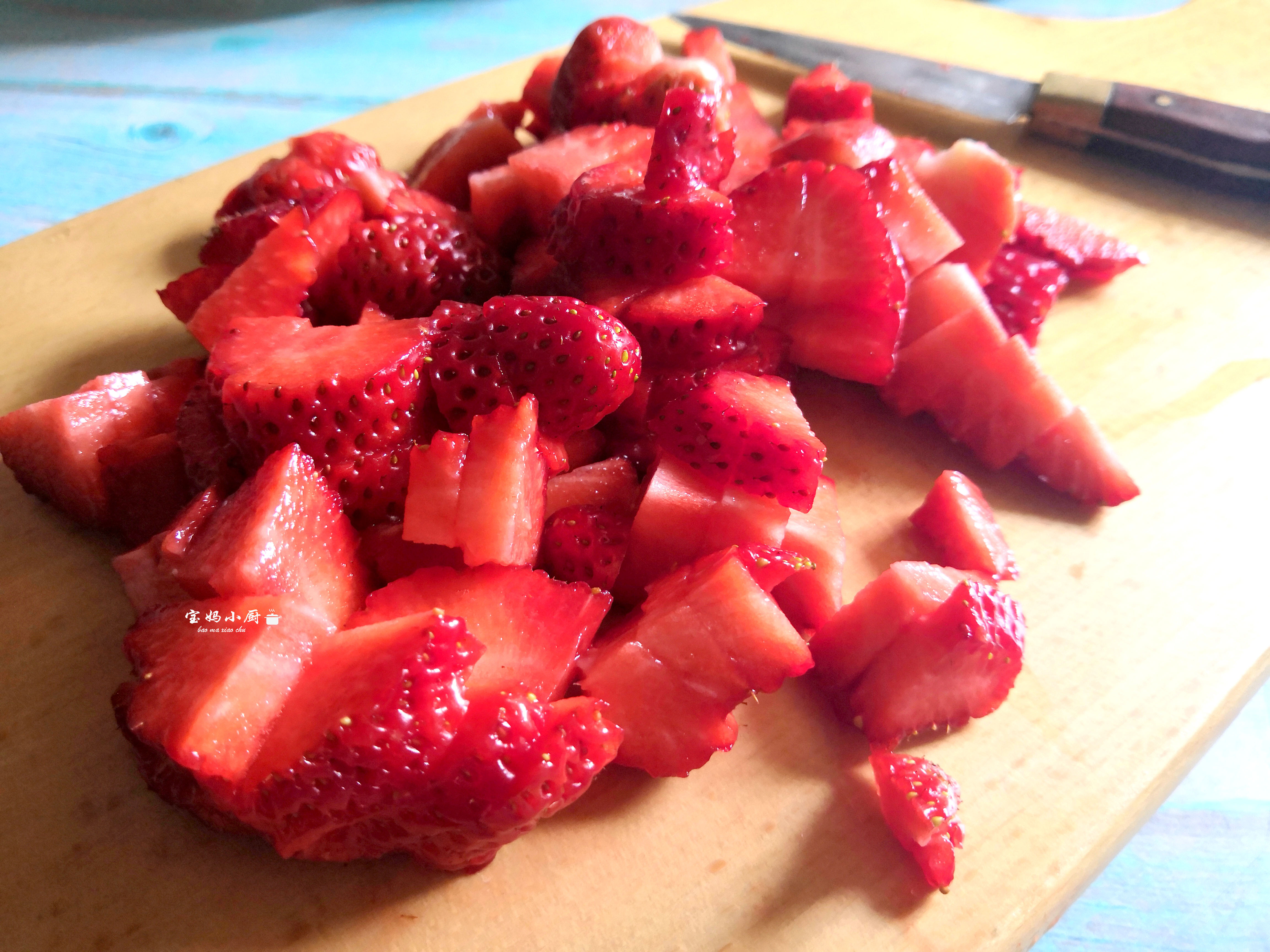 草莓切成小块,块切的越小打的越快
