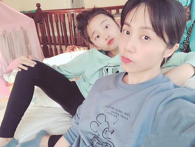 孙莉晒与两个女儿同框照,多多和妹妹好清纯,母女三人似姐妹!