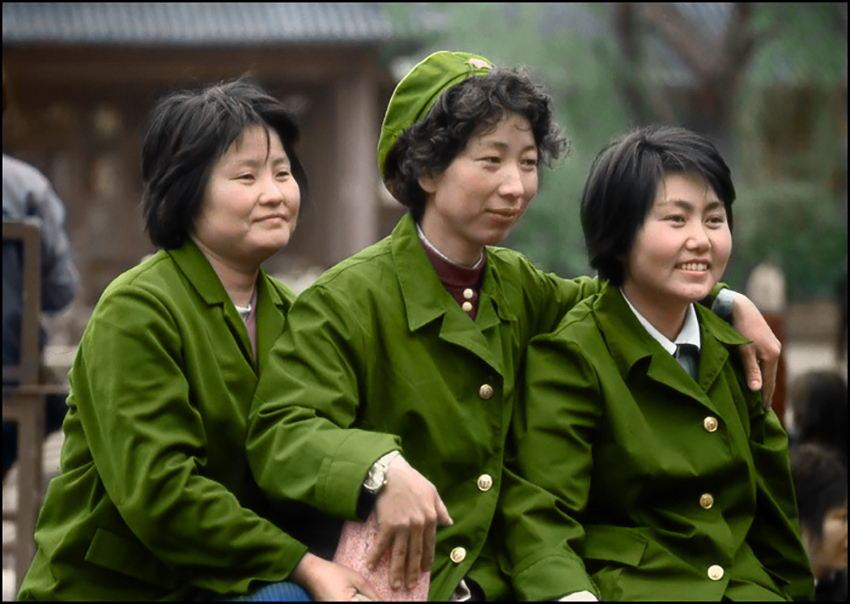 绿军装是当时最有面的衣服60-70年代的照片,人们穿的衣服基本是绿的