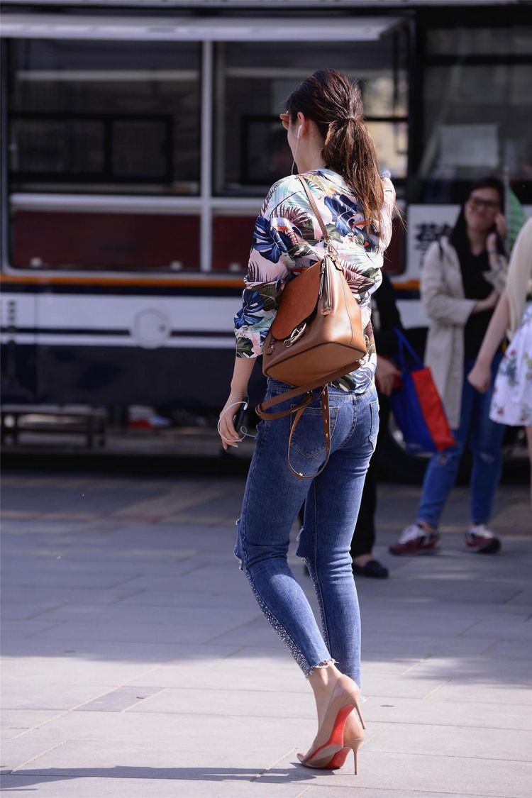 街拍:美女搭配九分长度的牛仔裤,一双裸色尖头细高跟,时尚漂亮