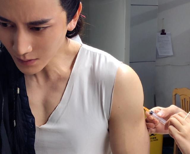 模特出道,他又帅又敬业,曾在雪地里赤脚演戏,网友:小鲜肉楷模_孙祖君