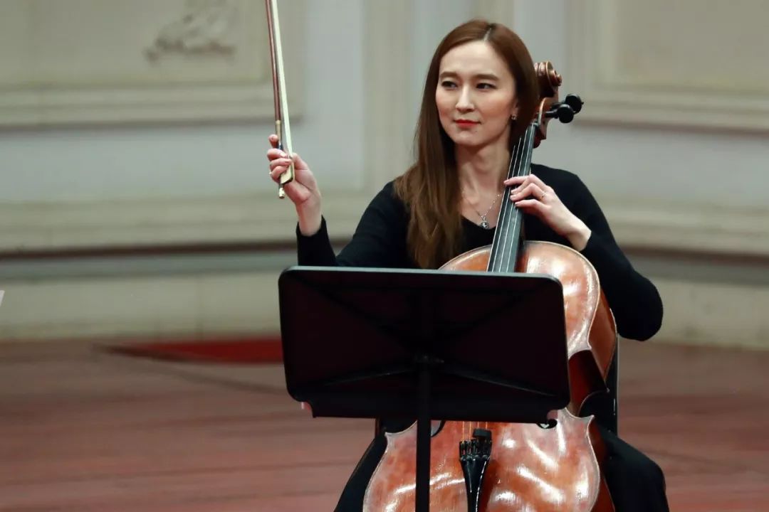 音乐会最后,天津交响乐团大提琴乐团聘请著名大提琴演奏家黄小龙