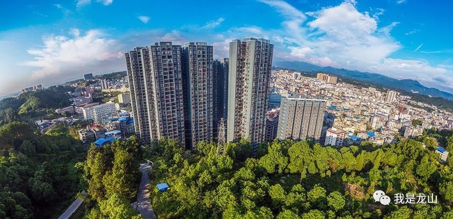 一组对比照带你见证龙山县城40年的发展变化