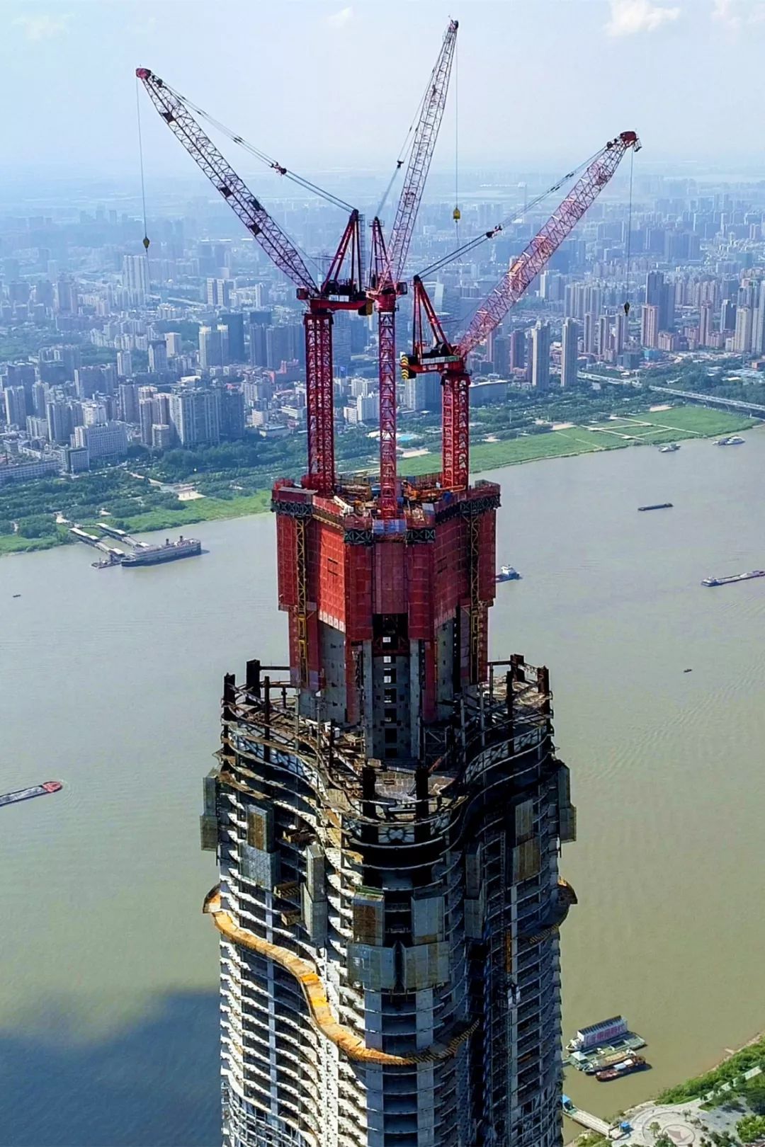 “空中造楼机”又火了!刷新中国速度,四天盖起一层楼_中建三局