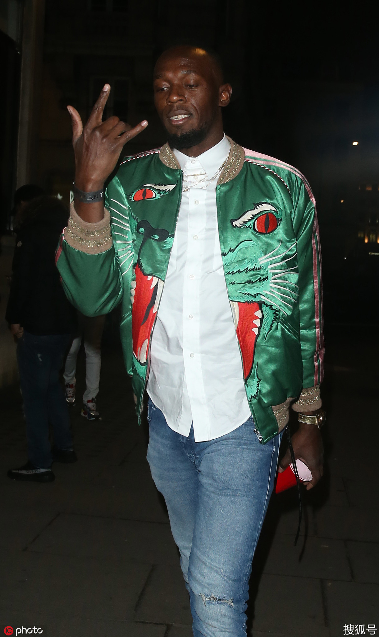 博尔特深夜走出夜店穿着鲜艳一路高唱很是陶醉