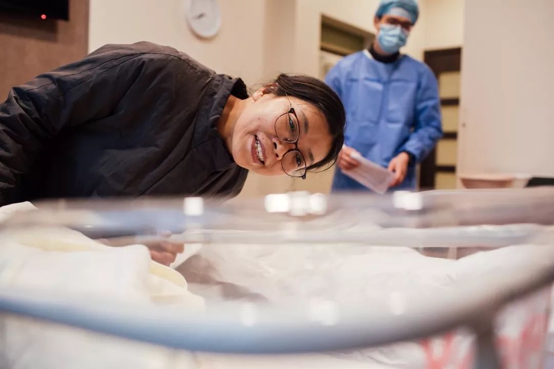 丸摄影 | 这场分娩 孩子和妈妈一起诞生_周周