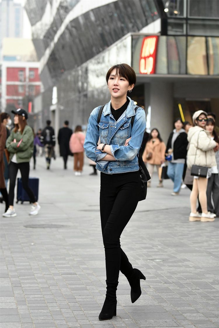 街拍:小姐姐选择牛仔夹克,搭配修身牛仔裤,衬托出高挑的身材!