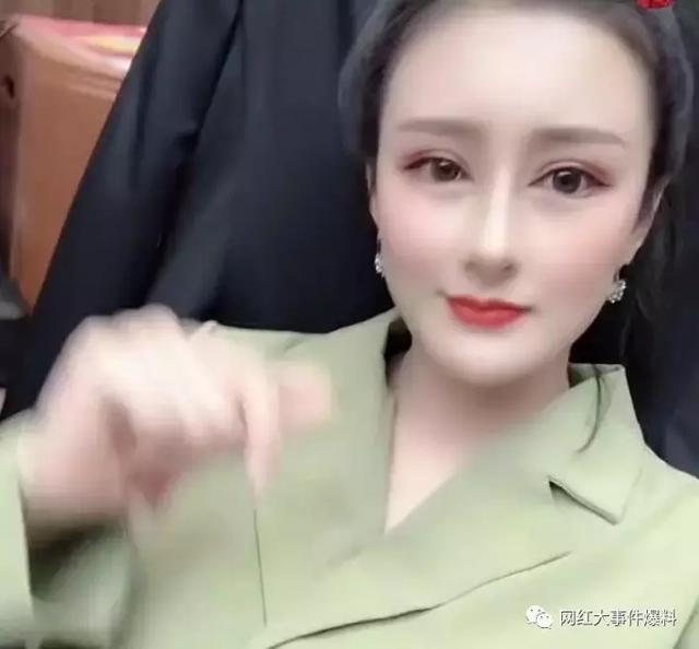 文静整容后首开播寂寞哥立场张二嫂