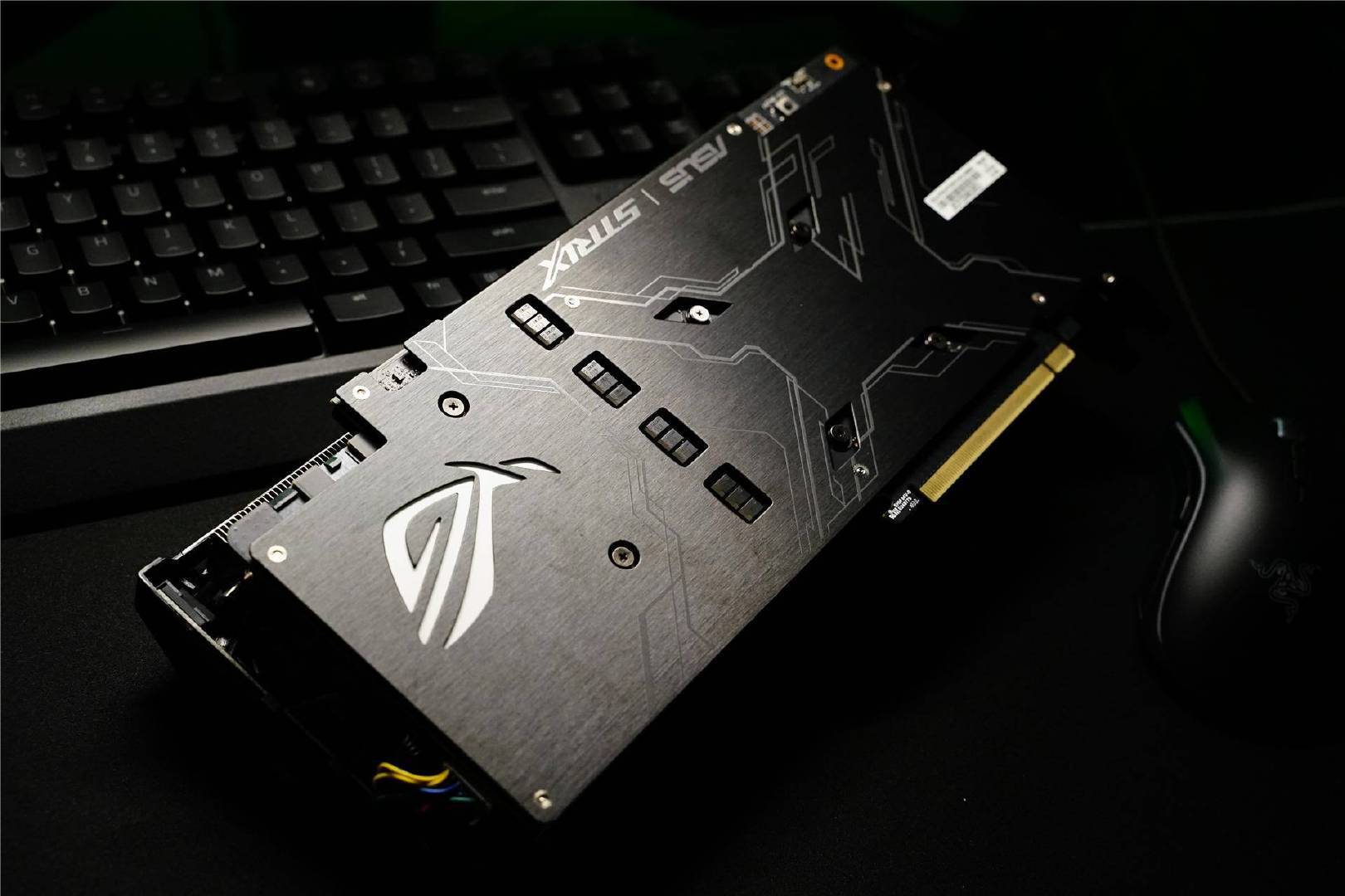 華碩rog rtx2070猛禽是標準的雙槽顯卡,功耗比之前用的1070ti還低一點