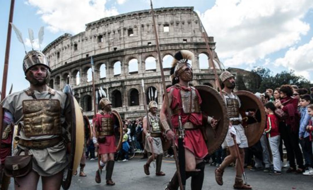 白天的游行主阵地在古罗马斗兽场,卡拉卡拉浴场遗迹是罗马生日的主要