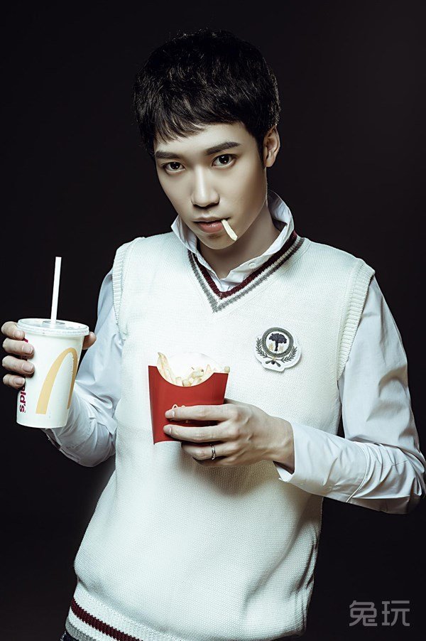 斗鱼花老湿战场之王单曲首发:不想当歌手的主播不是好特种兵!