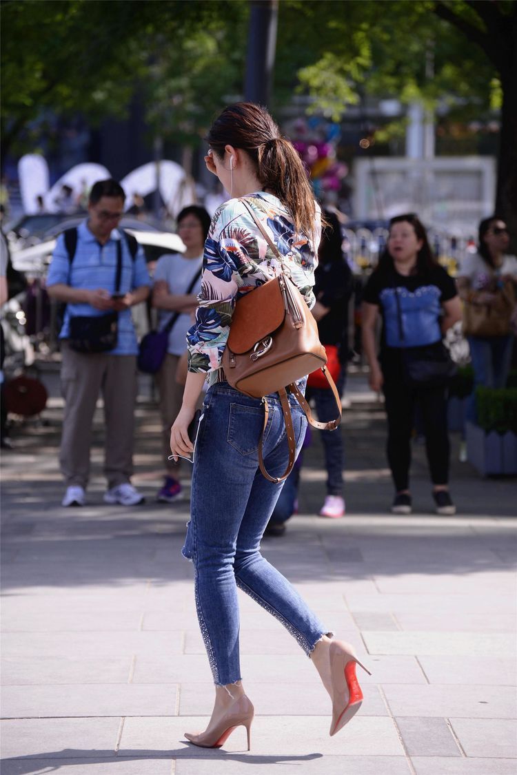 街拍美女搭配九分长度的牛仔裤一双裸色尖头细高跟时尚漂亮