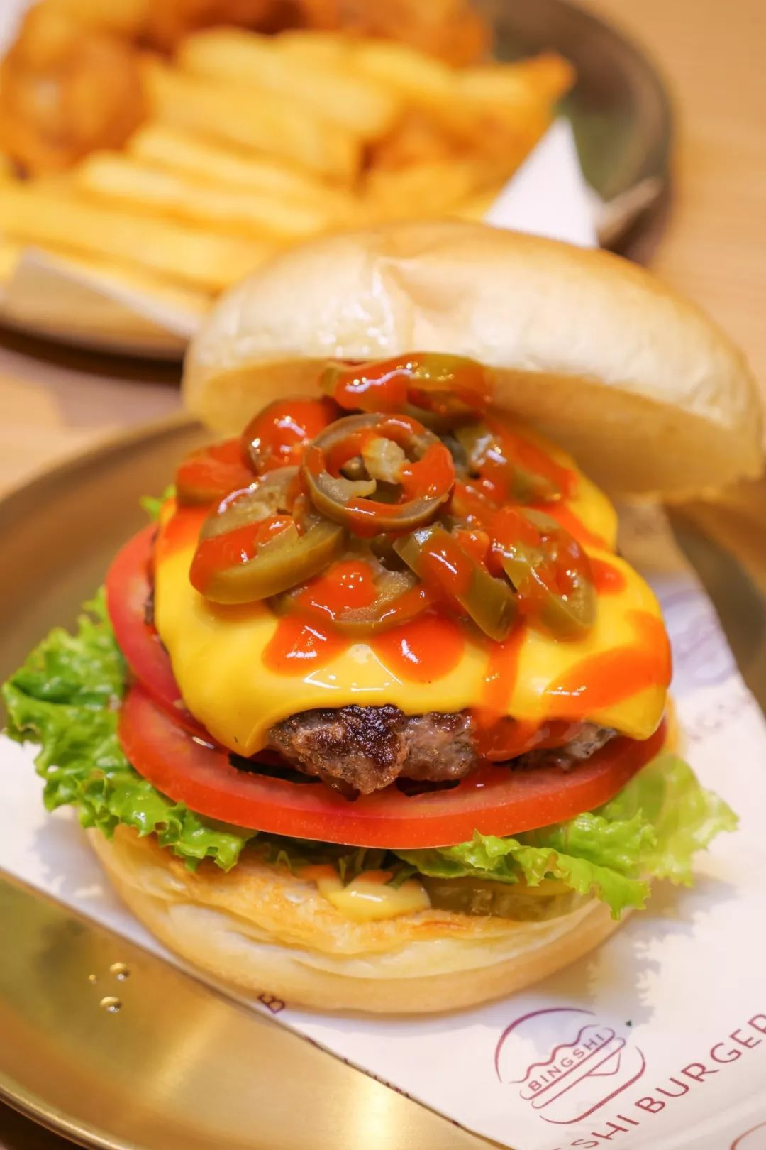 很有风味,很独特~(哈雷辣椒起源于墨西哥,辣度较高)· 香脆炸鸡汉堡