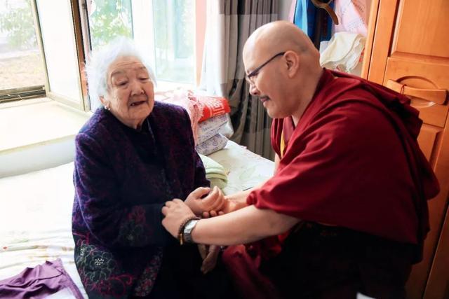 塔尔寺曼巴走过的地方一路芬芳