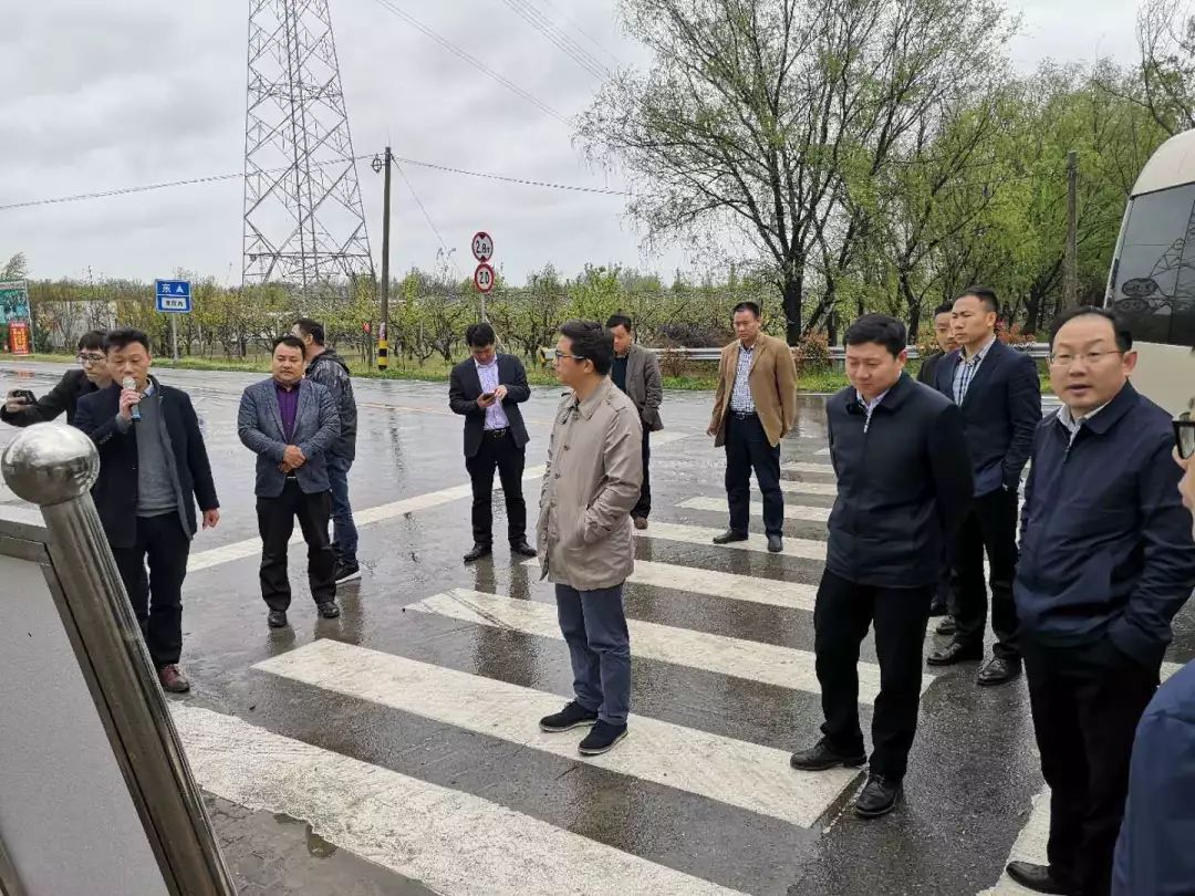 徐州市公路管理处处长燕群利,邳州市交通运输局局长林春龙等领导陪同