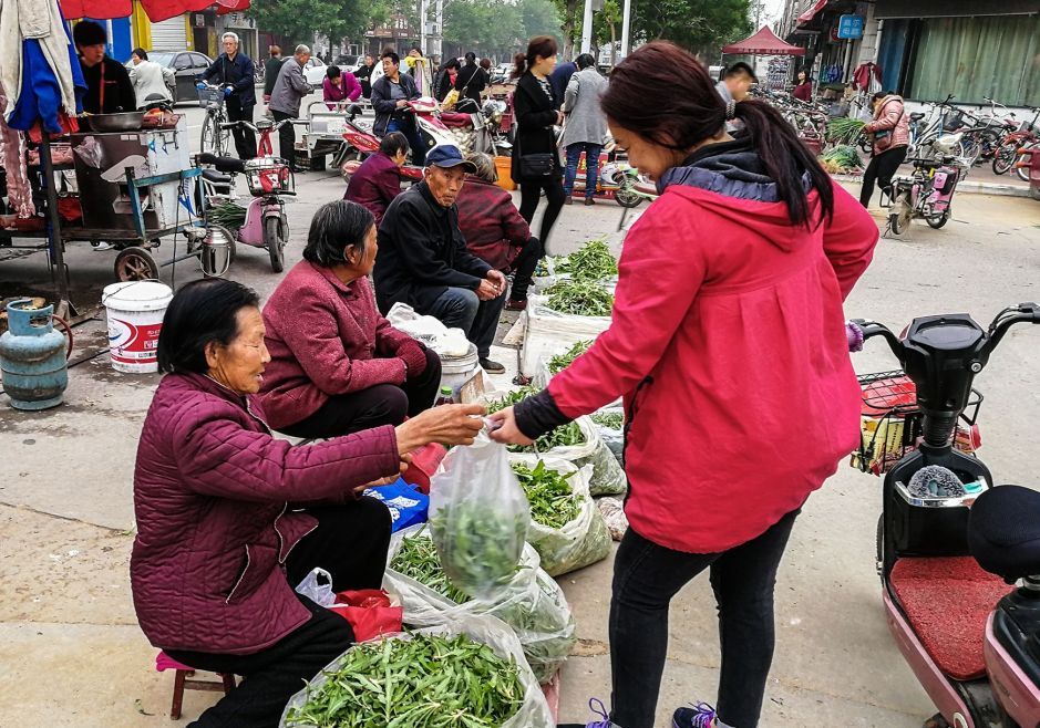 70岁大妈80后小哥日赚一千块这买卖在青岛就能干