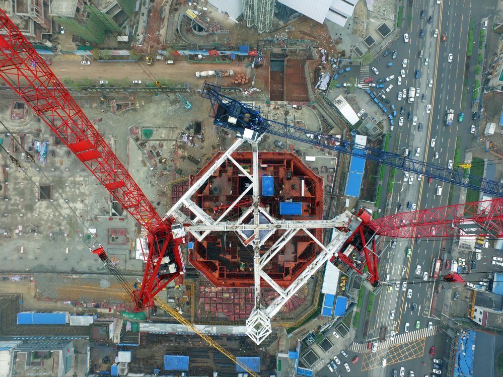 塔机置于廻转平台系统上,可实现塔机吊装范围对超高层建筑的360°全