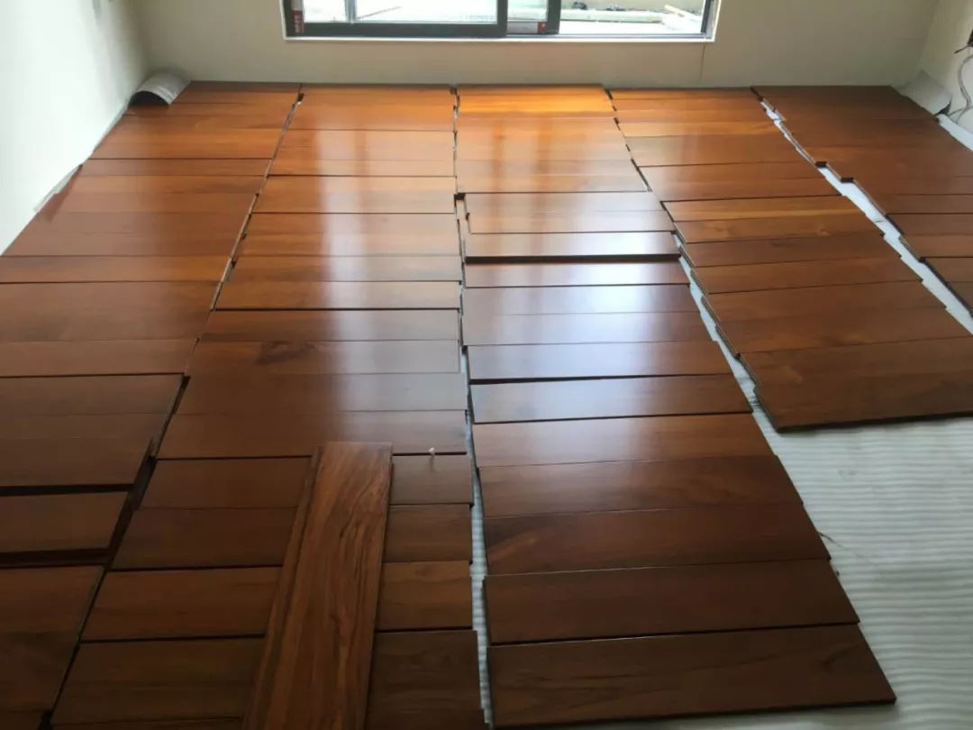 实木地板的色差是质量问题么