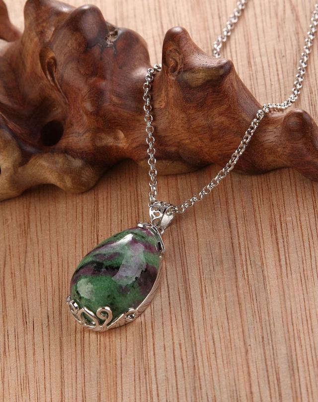 绿帘石是一种罕见的宝石那么什么是绿帘石呢