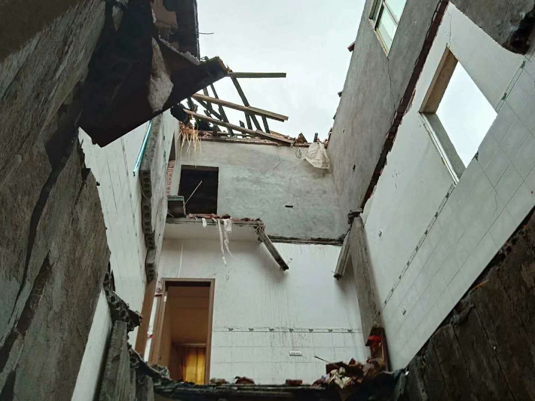 狂风大雨屋顶掀开图片图片