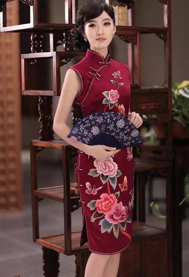 牡丹旗袍尽显古典东方美,将女人的婀娜多姿尽显在其中