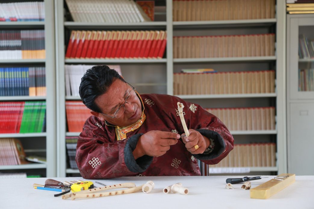 乐器——"鹰笛",又称鹰骨笛子,"龟铃",是由鹫鹰的翅膀骨制作而得名