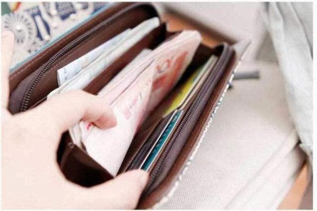 女子车上丢包,找回后却发现多出2000元?结果当场大哭!