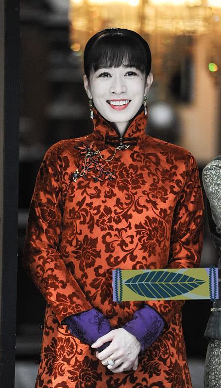 原创佘诗曼穿上民国装太美了,穿一身红色旗袍有韵味,美得很出众!