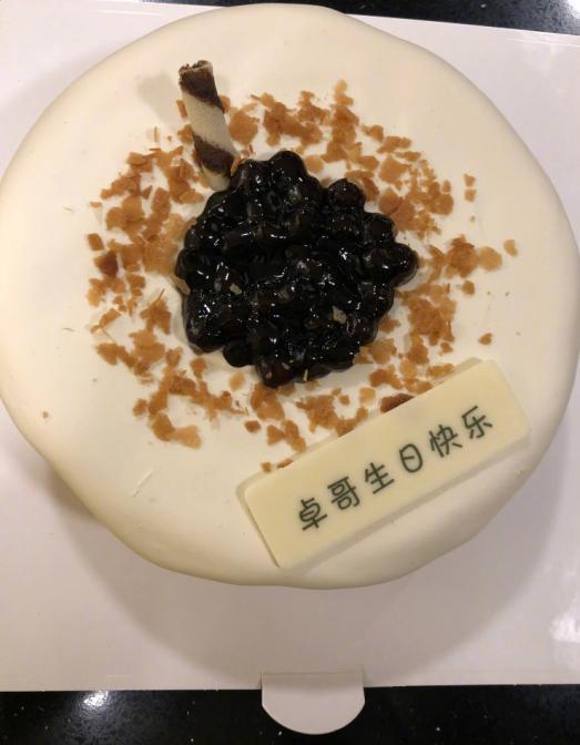 原创赵文卓47岁生日晒温馨全家福,四个蛋糕抢镜其中暗藏玄机?