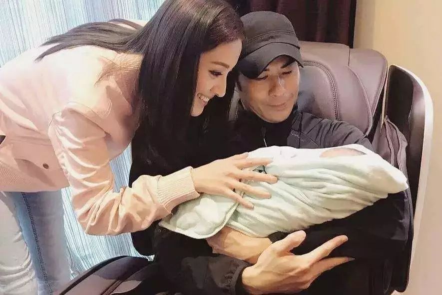 2015年12月,凭借《张保仔》获得tvb2015年台庆飞跃进步女艺人奖.