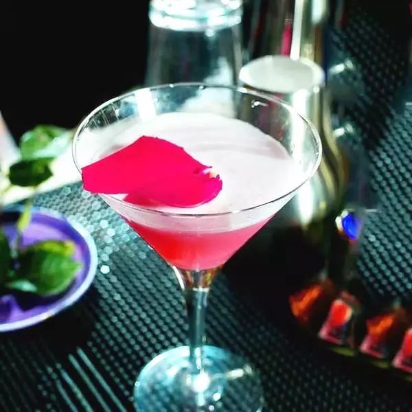 就有好感艳丽的鸡尾酒颜色jack rose杰克玫瑰这是一杯很浪漫的鸡尾酒