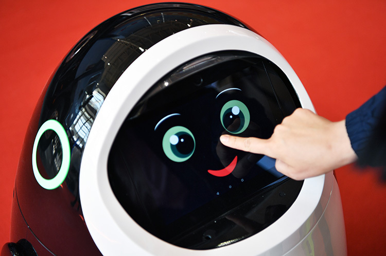 环卫机器人,治霾水炮 多种环保高科技产品亮相