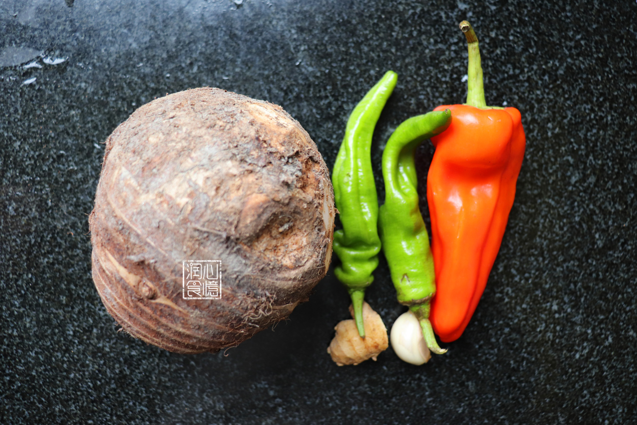 食材準備:芋頭一個,青辣椒兩個, 紅辣椒一個,生薑一小塊,大蒜頭一瓣