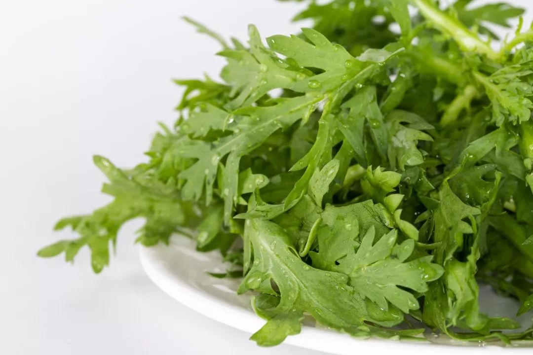 茼蒿又被称为"菊花菜",是这个季节必吃的野菜.