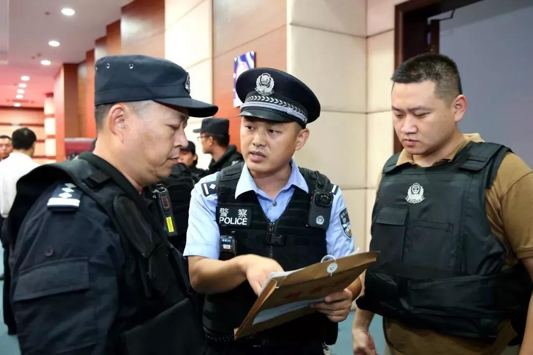 原公安局副局长当黑老大 被抓时称"要善待曾经战友"_陈先福