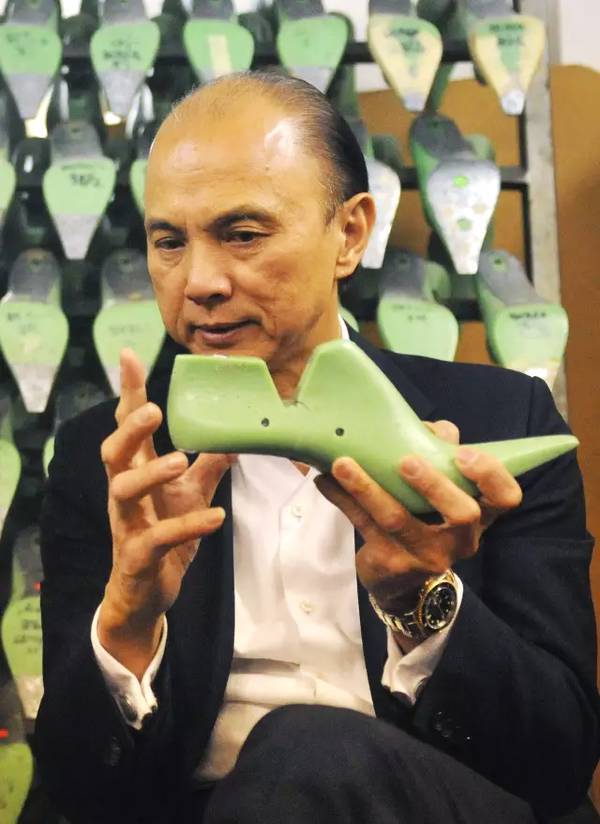 宋茜、刘诗诗超爱的周仰杰水晶鞋到底有何魅力?JIMMY CHOO最新单品有哪些?_Choo