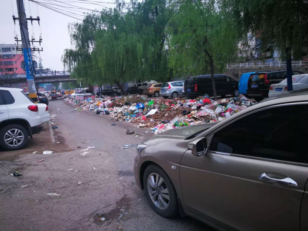 邓州市区多地遭遇垃圾长龙围城环卫工为何倾倒堵路