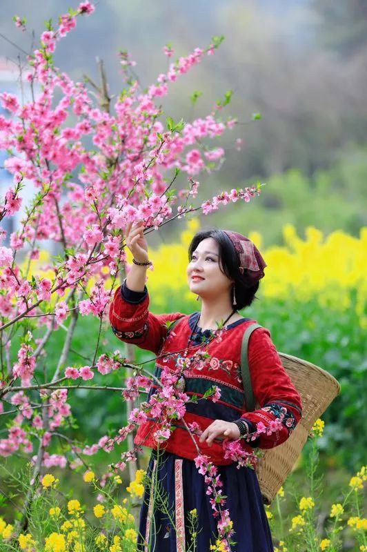 90后英山女孩王妃亲手将破旧老屋打造成特色民宿成网红