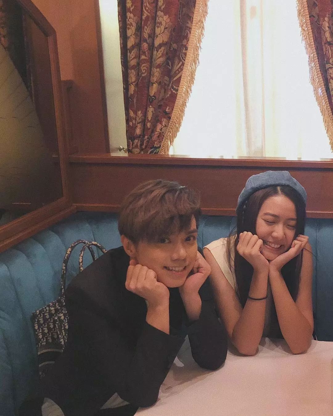 的气质里可爱成分多一点,右脸的痣相当加分,甚至有点"小薛凯琪"的感觉