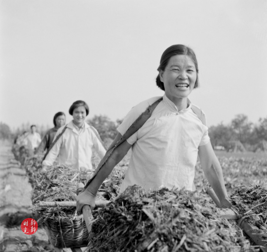 老照片,70年代百姓热火朝天的劳动场面