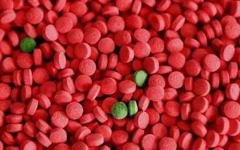 麻果又叫麻古,是一种毒品,外观和摇头丸相似,通常为红色,黑色,绿色的