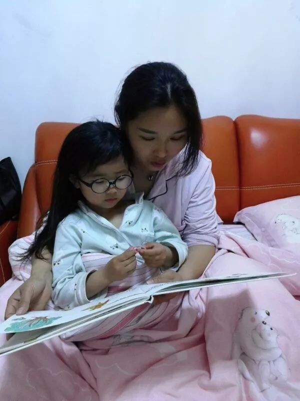昨晚湖口这么多家长们都在陪孩子读书你看了吗