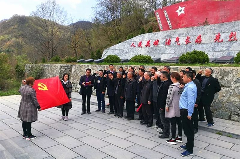 前往骆家坝红二十九军烈士纪念碑开展了"缅怀革命先烈 传承红色基因 "