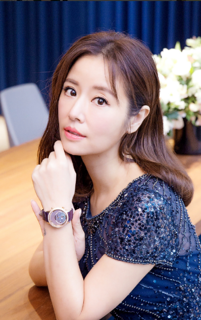 林心如新发型很减龄,八字刘海微卷锁骨发,哪里像是43岁的人?