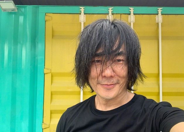 53岁任贤齐用冲浪备战演唱会,凌乱中白发太明显,男神人老心不老