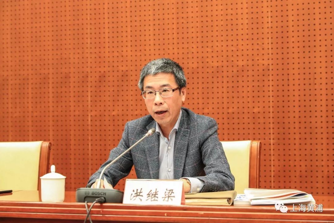 会上,副区长洪继梁通报部署了我区城市管理精细化,垃圾分类,无违创建